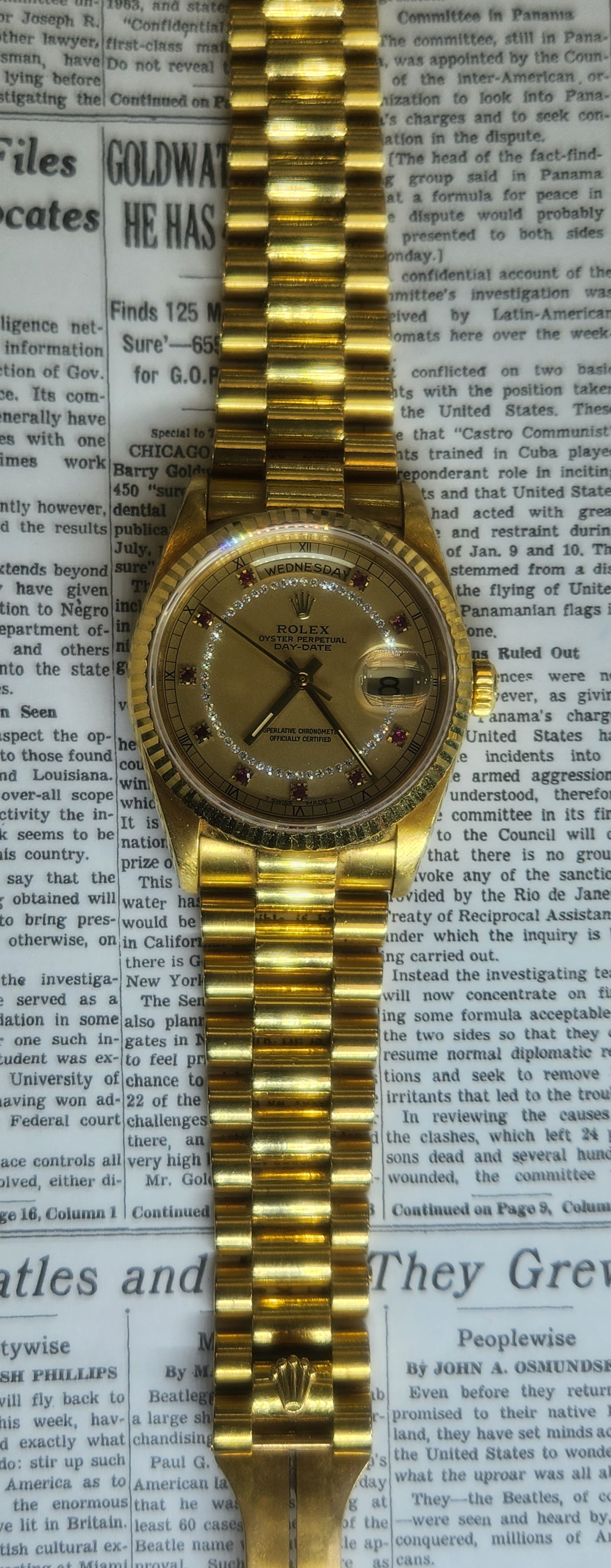 Rolex 18kt Daydate Diamond String Ruby Marker dial President from 1999 box and Papers